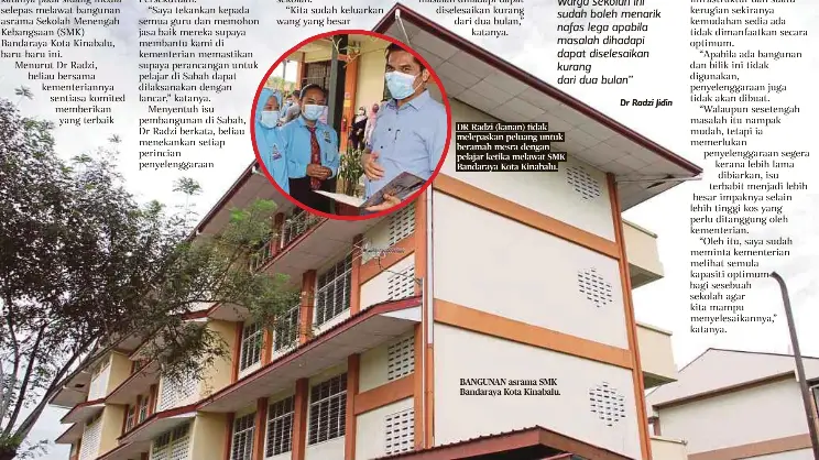  ??  ?? DR Radzi (kanan) tidak melepaskan peluang untuk beramah mesra dengan pelajar ketika melawat SMK Bandaraya Kota Kinabalu.
BANGUNAN asrama SMK Bandaraya Kota Kinabalu.