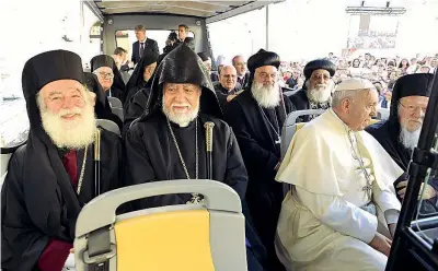  ??  ?? L’evento
San Nicola
Il Papa si è recato ieri a Bari dove ha incontrato una ventina di patriarchi delle Chiese cristiane in Medio Oriente. Insieme sono scesi nella cripta della Basilica di San Nicola per venerare le reliquie del santo
La preghiera...