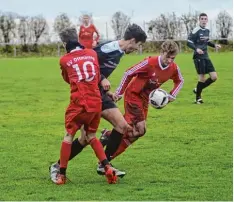  ?? Foto: Peter Kleist ?? Stürmische­r Wind machte es den Akteuren des SV Wulfertsha­usen (schwarz) und des SV Ottmaring II im Derby alles andere als leicht.