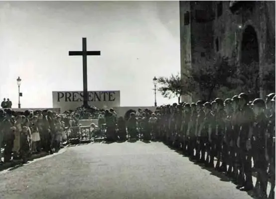  ?? ?? Siegespara­de am Kreuz für die Gefallenen in Palma 1939. Das Denkmal am Stadtbalko­n zwischen Kathedrale und Almudaina-Palast existiert heute nicht mehr.