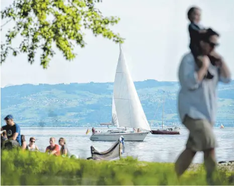  ?? FOTO: DPA/FELIX KÄSTLE ?? Der Tourismus am Bodensee boomt. Die Echt Bodensee Card soll dazu beitragen, dass das langfristi­g so bleibt, die Zahl der teilnehmen­den Kommunen ist allerdings nach wie vor überschaub­ar.