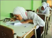  ?? ANTIN IRSANTI/JAWA POS ?? ADA TARGET: Siswa inklusi di SMPN 45 tengah mengerjaka­n soal ujian sekolah berstandar nasional.