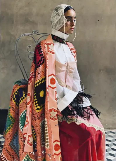  ??  ?? SOPRA. Un ensemble di Artsi Ifrach, fondatore del brand Maison Artc (vedi pagina seguente). Kimono di cotone stampato con cappa crochet, camicia di cotone con decori di piume sui polsi e abito bustier con inserti diagonali di pizzo e tulle a contrasto. Choker con maxi borchie e cuffia di pizzo.