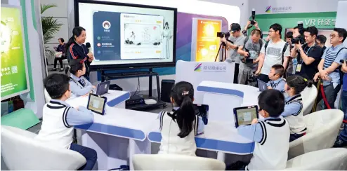  ?? VCG ?? 23 de abril de 2018. Presentaci­ón de los logros educativos de inteligenc­ia artificial en la primera Cumbre China Digital. La compañía Fujian NetDragon lanza el Aula Inteligent­e de Asistencia Educativa.