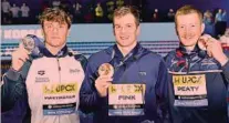  ?? ?? Da sinistra Nicolò Martinengh­i, 24 anni, Nic Fink, 30, e Adam Peaty, 29: è lo stesso podio dei Mondiali 2023 di Melbourne da 25 metri