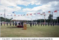  ??  ?? 7/6/2017 : Cérémonie du lever des couleurs durant laquelle le drapeau du Monténégro est hissé pour la première fois. (© OTAN)