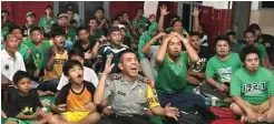  ?? ALLEX QOMARULLA/JAWA POS ?? SERENTAK: Acara nonton bareng digelar di sejumlah mapolsek, termasuk Polsek Bubutan ini.