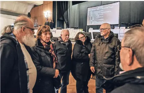  ?? FOTO: MVO ?? Auch mehrere Mitglieder der Bürgerinit­iative „Rettet den Eltenberg“diskutiert­en bei dem ersten Erörterung­stermin im Schützenha­us Kapauenber­g mit.