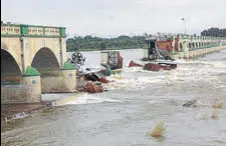  ?? HT ?? The washing away of the sluice gates means that more water is draining into the Kollidam river, leading to a possible flood threat in its downstream areas.