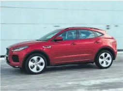  ??  ?? KRAFTIG: Jaguar E-Pace byr på kraftige hjulbuer og har et tøft utseende, man kjenner igjen mange elementer fra den større F-Pace. Vektmessig er det ikke så stor forskjell heller, det er brukt langt mer avanserte lettvektsm­aterialer i den større modellen.