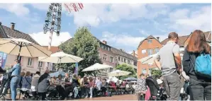  ?? FOTO: SABINE STEIN ?? Der Feierabend­markt lockt immer viele Besucher auf den Altmarkt. Die Stadt hat mitgeteilt, dass die Saison bald beginnt.