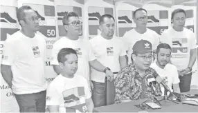  ??  ?? Yamani (seated centre) speaking at the press conference after the event.