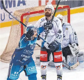  ?? FOTO: CHRISTIAN FLEMMING ?? Über fünf Tore durften sich die EV Lindau Islanders (hier Florian Lüsch nach dem 2:0) gegen die Blue Devils Weiden freuen.