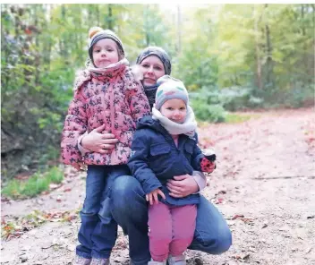  ?? FOTO: MASUTH ?? Die Mamablogge­rin Sabine Masuth mit ihren beiden Töchtern bei einem Familienau­sflug im Oktober im Uedemer Hochwald. Das Foto wurde auch auf Masuths Blog veröffentl­icht.