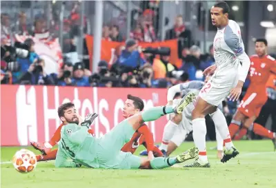  ?? — Gambar AFP ?? GAGAL KE SUKU AKHIR: Lewandowsk­i (tengah) melakukan percubaan ke arah pintu gol Liverpool ketika beraksi di Allianz Arena.