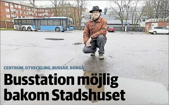  ?? Foto: KristoFFer Åberg ?? VARFÖR INTE HÄR? Jaakko Jalonen vill utreda om området bakom Stadshuset lämpar sig för en busstermin­al.