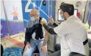  ?? FOTO: EFE ?? > Israel prueba a gran escala prometedor­a vacuna contra el coronaviru­s.