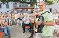  ?? FOTO: GÜNTHER BRENDER ?? Bernhard Bitterwolf moderiert die Schwabenka­nzel. Das Foto wurde bei der Veranstalt­ung in Meßkirch aufgenomme­n.