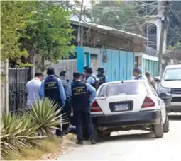  ?? ?? ESCENA. Ayer en la colonia Sinaí mataron a Carlos Rodríguez, arriba uno de los capturados por el homicidio de un guardia, abajo a la izquierda en vida Carlos Pérez y a la derecha otro de los capturados.