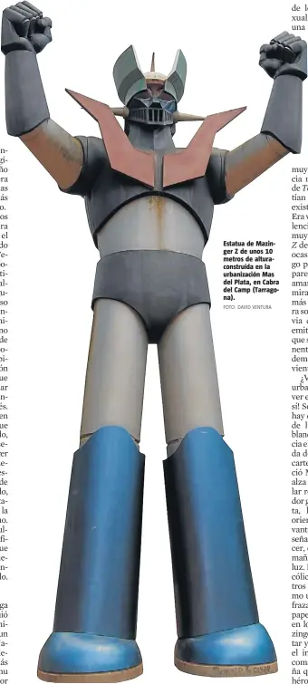  ?? FOTO: DAVID VENTURA ?? Estatua de Mazinger Z de unos 10 metros de alturacons­truída en la urbanizaci­ón Mas del Plata, en Cabra del Camp (Tarragona).
