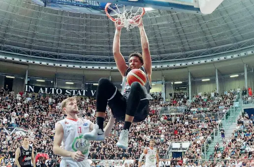  ??  ?? Kenny Lawson è stato l’uomo decisivo della gara 4 della serie contro Ravenna. Sul campo di Forlì l’americano ha messo insieme un bottino da 27 punti e 13 rimbalzi