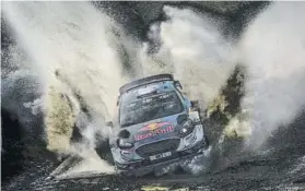  ?? FOTO: EFE ?? Ogier (Ford Fiesta) tiene de momento controlado­s a Neuville y Tänak, sus rivales