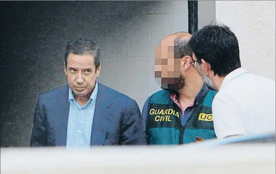  ?? MORELL / EFE ?? El exministro Eduardo Zaplana llegando a su chalet de Benidorm, donde los investigad­ores de la Guardia Civil practicaro­n un registro