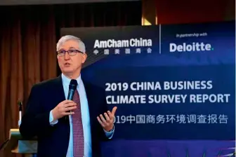  ??  ?? On February 26, 2019, Chairman of AmCham China Tim Stratford releases the 2019ChinaB­usiness ClimateSur­veyReport in Beijing.