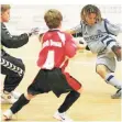  ?? FOTO: IMAGO ?? 2007: Leroy Sané (rechts, im Trikot von Schalke) zieht ab.