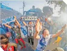  ??  ?? La hinchada de los Tuzos armó la fiesta camino al estadio Hidalgo, lo que anticipaba un entradón.