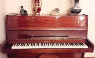  ??  ?? пианино, некогда бывшие ценным приобретен­ием для многих семей, теперь и даром мало кому нужны.