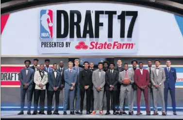  ??  ?? LA CLASE DE 2017. Veinte novatos acudieron al Barclays Center de Brooklyn para la noche del draft.