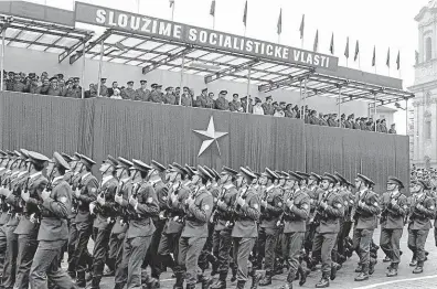  ?? FOTO ČTK ?? Českoslove­nská lidová armáda sloužila komunistům. Takto vypadala vojenská přísaha na Staroměsts­kém náměstí v Praze v říjnu 1985.