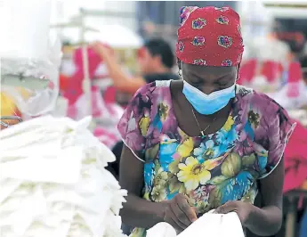  ?? FOTO: LA PRENSA ?? INDUSTRIA. Una mujer trabaja en una maquila textil de la zona norte del país.