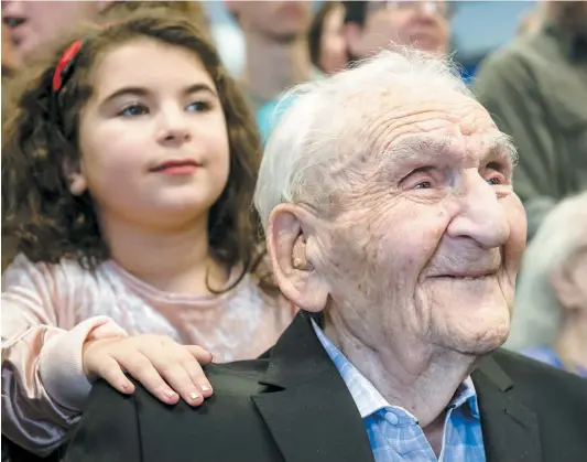  ?? PHOTO AGENCE QMI, JOËL LEMAY ?? Mike Levine, 100 ans, était fou de joie que son arrière-petite-fille Madison, 8 ans, soit présente pour la fête tenue à sa résidence.