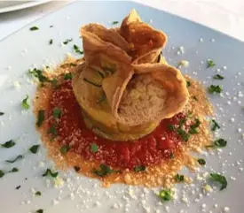  ??  ?? La scrippella infagottat­a, frittata ripiena di ragù, pecorino e zafferano del Convento di San Colombo ,a Barisciano (Aq). In alto, Capestrano (Aq), terra di vini, oggi spesso biologici.