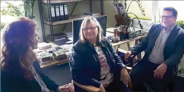  ??  ?? „Farbenfroh“-Chefin Franziska Lux, Martina Lang und Alexander Dill (von links) im Büro. Foto: Robert Schmidt
