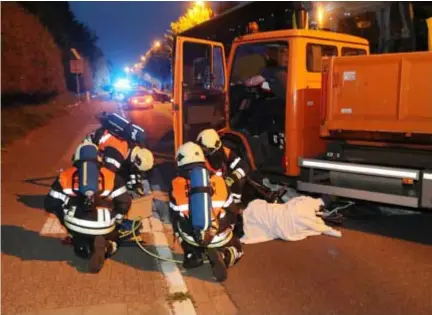  ?? FOTO'S BFM ?? De Boechoutse­steenweg was de hele avond afgesloten voor de oefening.