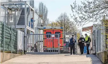  ??  ?? An der Schmiedeko­ppel müssen 120 Obdachlose eine vierzehntä­gige Quarantäne verbringen.