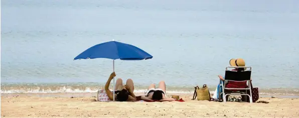  ?? Foto: Clara Margais, dpa ?? Sonne, Meer und warmer Sand unter den Füßen: Urlaub ist in den meisten europäisch­en Ländern wieder möglich. Doch wer eine Reise plant, sollte sich genau informiere­n.