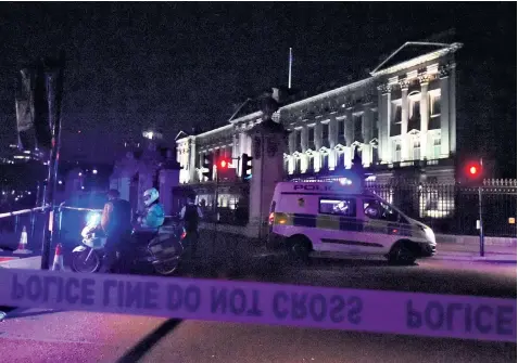  ??  ?? Police swiftly secured the area around Buckingham Palace last night after a man armed with a knife injured two officers. No members of the Royal family were in residence