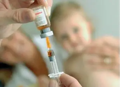 ??  ?? Obbligator­ie Per frequentar­e la scuola i minori da zero a 16 anni devono mettersi in regola con 10 vaccinazio­ni