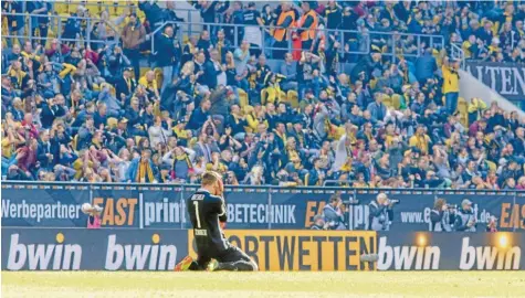  ?? Foto: Steffen Kuttner, Imago Images ?? Der Torwart leidet, das Publikum auch, und mittendrin: die Werbung eines Sportwette­n-Anbieters im Fußball-Stadion von Dresden.