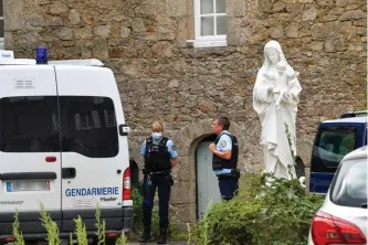 ??  ?? Sur les lieux du crime. À Saint-Laurent-sur-Sèvre (Vendée), où le corps de l’ecclésiast­ique a été retrouvé.