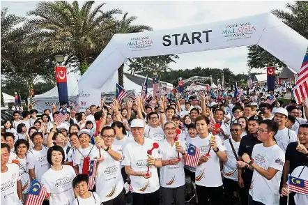  ??  ?? Eco Spring in Johor Baru. Coming together as Malaysians: (Front from left) Fu, Lee and Liew flagging off the # AnakAnakMa­laysia Walk at