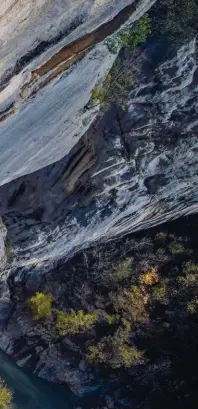  ?? © Étienne Tafary. ?? À gauche : Seb Bouin dans “The Dream”, le 9b aux colonnette­s de rêve qu’il a terrassé en Albanie.