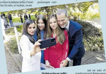  ?? ?? Els Reis es fan un ‘selfie’ amb les seves dues filles.