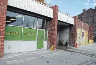  ?? CLIFFORD SKARSTEDT EXAMINER ?? Kawartha Leafs has applied for authorizat­ion to open a legal marijuana store in Unit 2 of the plaza at 1535 Water St. which houses the Vape and Bong vape shop.