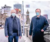  ?? RP-FOTO: ORTHEN ?? Die Pfarrer
Frank Heidkamp (links) und Heinrich Fucks zusammen am Rathausufe­r. Beide wollen fasten.