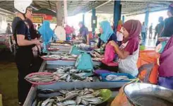  ??  ?? PENIAGA ikan di Seberang Kota, Kuala Kedah menjual beberapa jenis ikan saja berikutan bekalannya berkuranga­n.